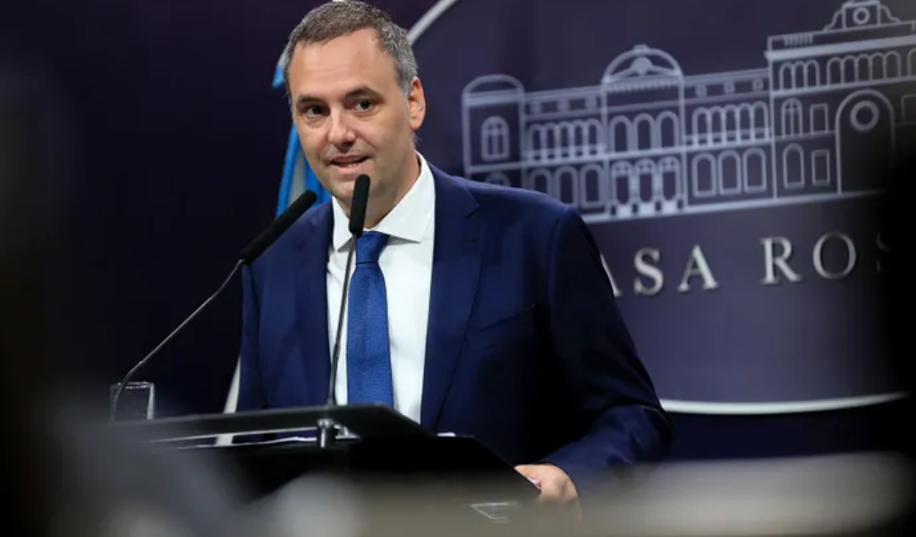 Manuel Adorni asume como director de YPF en representación del Estado Nacional