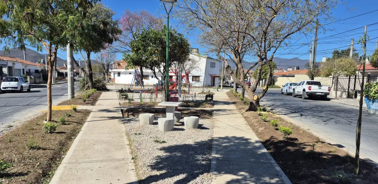 La Municipalidad sigue recuperando plazas y espacios:  Renovaron la plazoleta de la Economía Social de Villa Cristina