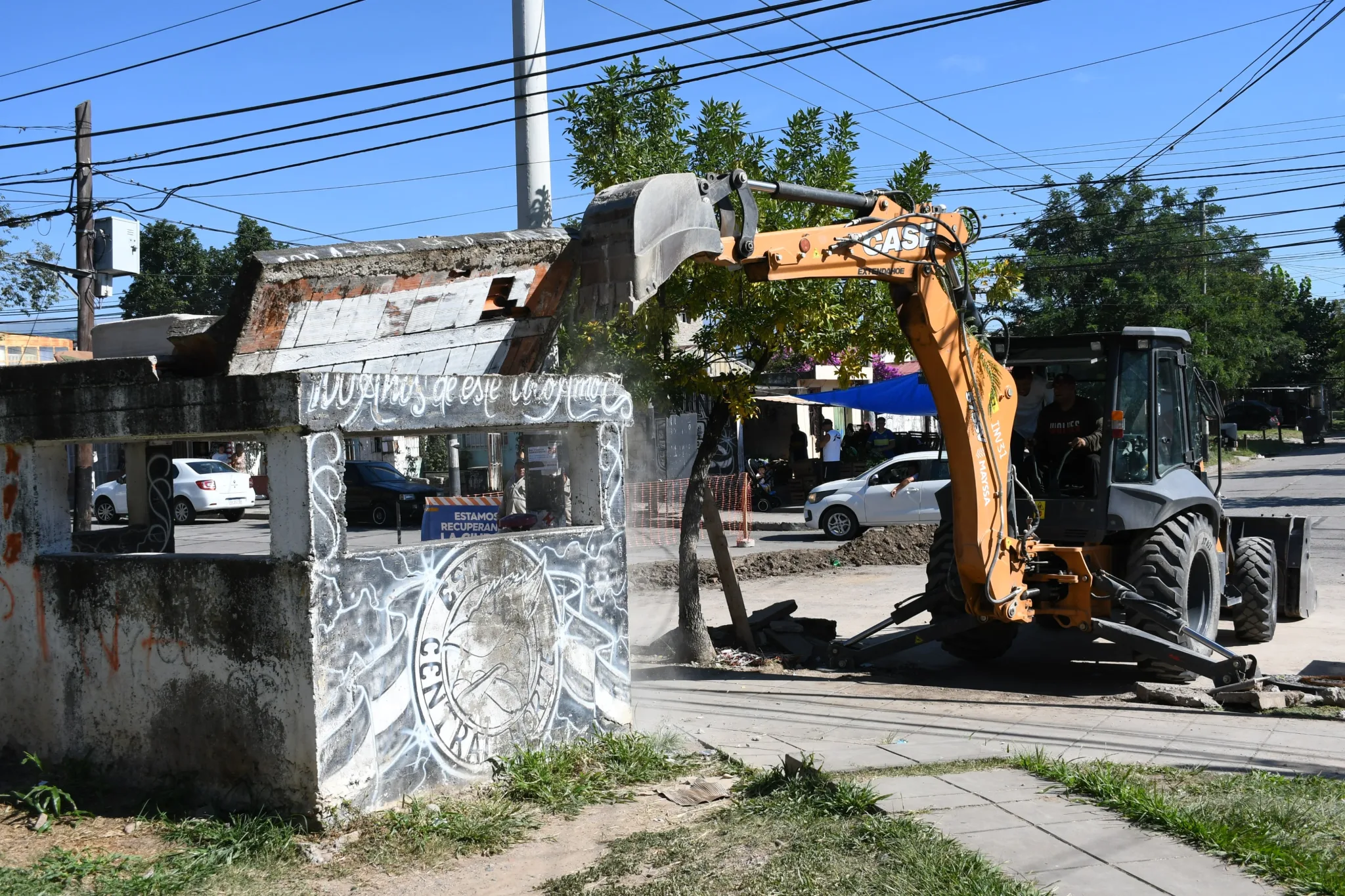 El municipio de Salta sigue recuperando espacios públicos: Se demolieron estructuras ilegales en Castañares y en Parque Belgrano