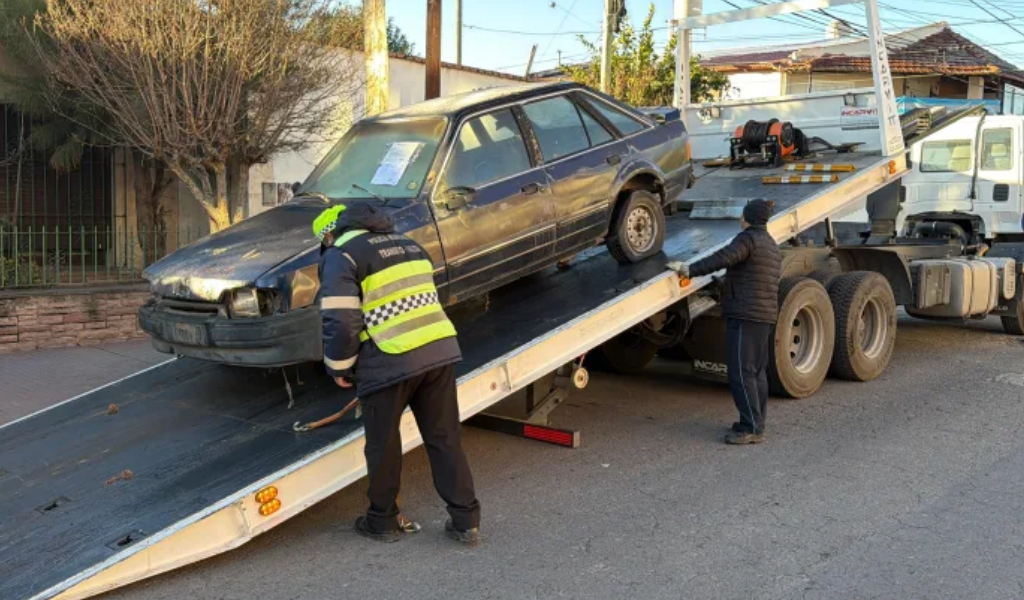 El municipio retiró otro auto abandonado y suma más de 2.000 vehículos levantados