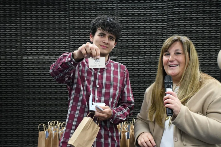 Salteños recibieron tarjetas personalizadas para fortalecer sus emprendimientos