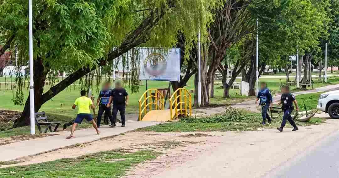 Polemica en Tartagal: Policías no utilizaron sus armas reglamentarias al ser atacados por un hombre con un cuchillo.