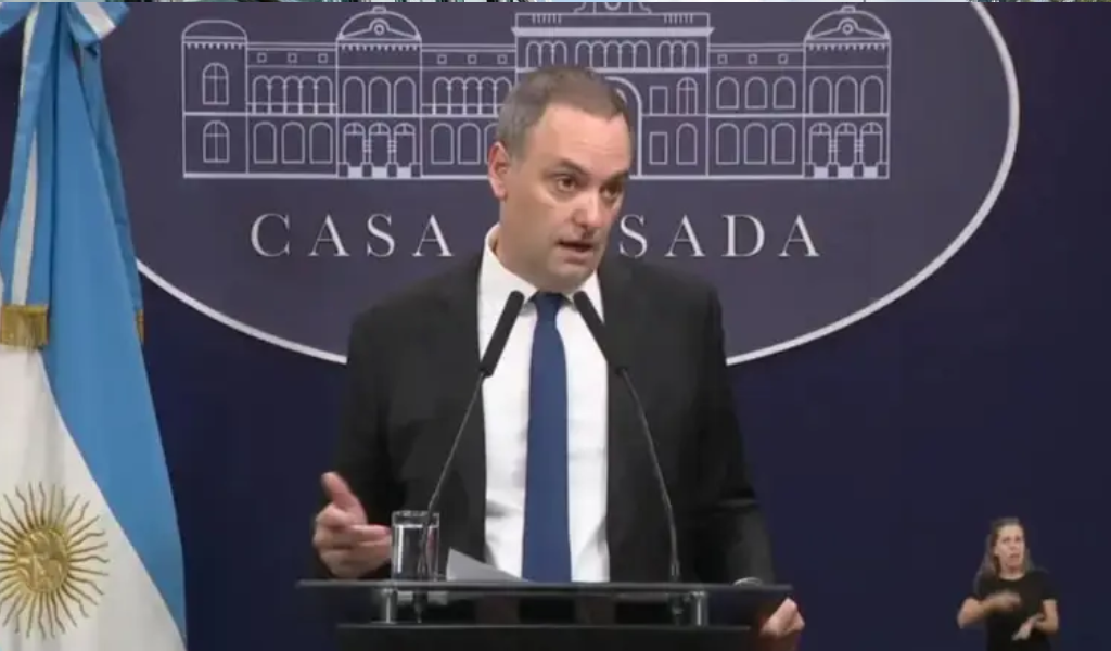 La herencia de Adorni no cubre ni justifica sus gastos: un “baldío” en Daireaux y un 33% de un departamento en La Plata