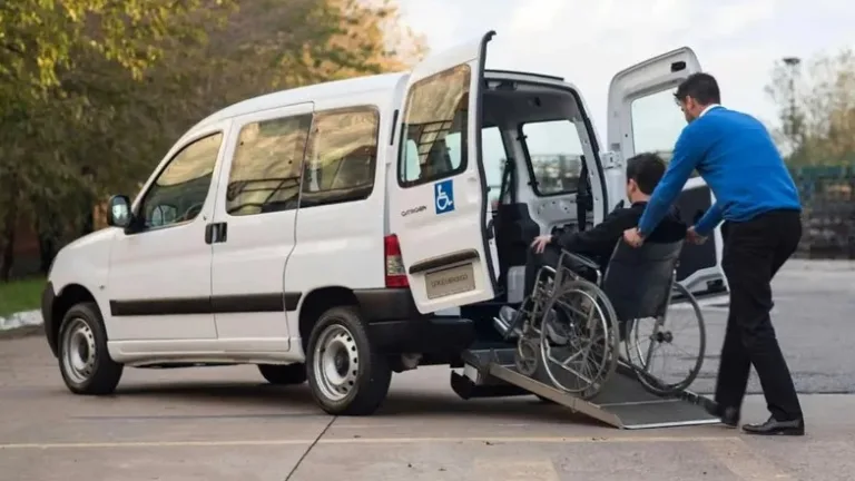 Crisis en el transporte de personas con discapacidad en Salta: aumentos, bajos aranceles y demoras en los pagos