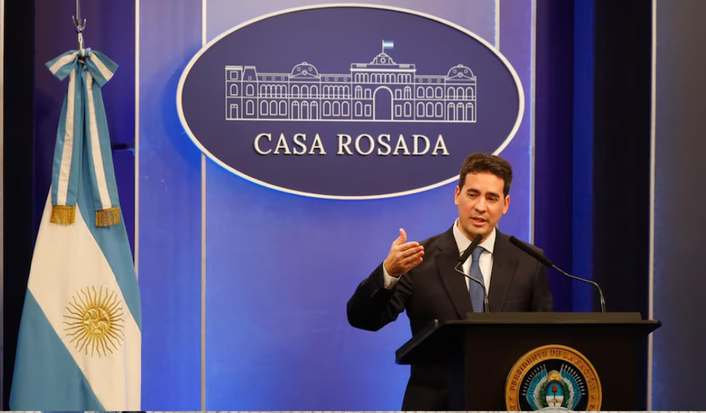 El vocero presidencial responsabilizó a las familias por la morosidad: "La gente no sabe manejar sus ingresos"