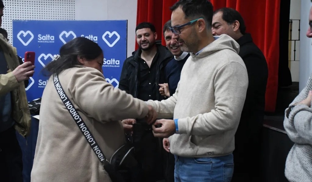 Dando una mano en momentos de crisis: Cada vez más vecinos cuentan con lentes recetados otorgados por el municipio de Salta