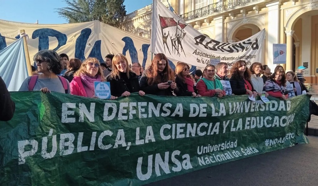 Docentes y estudiantes universitarios salteños marcharon  en contra del ajuste del gobierno nacional