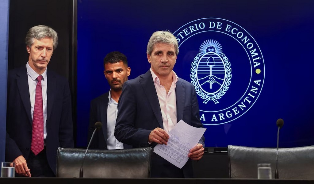Incertidumbre con el plan economico: Caputo acudió a una combinación de medidas para frenar la suba  del dólar