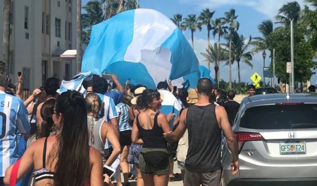 La Argentina de Milei:  Una minoría viaja al exterior pero la mayoría ajusta cada vez más para cubrir necesidades básica