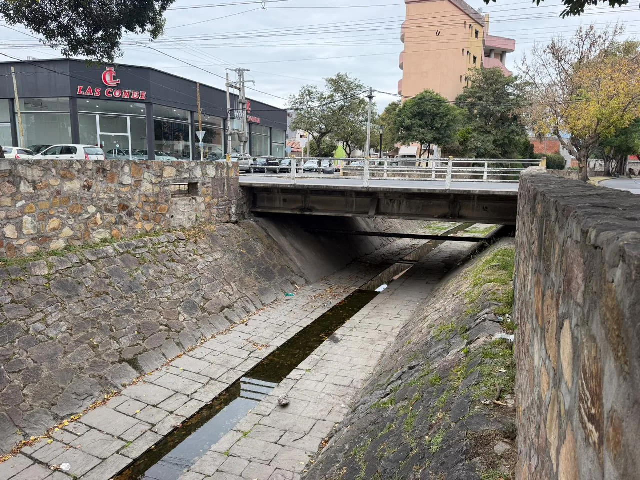 La Municipalidad realizó la limpieza y el desalojo de malvivientes de los canales de Av. Asunción y calle Esteco