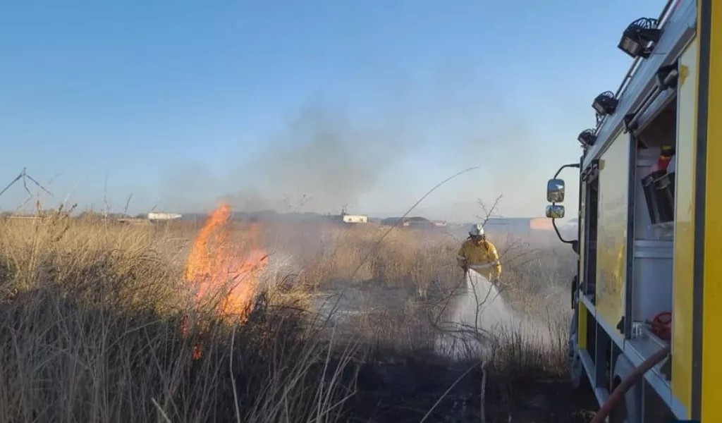 Un fuerte incendio de pastizales a pocos metros de barrio Solidaridad puso en peligro a varias familias