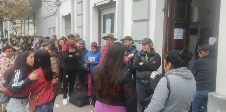 “Todo le cortaron, los medicamentos, la ayuda… lo está pasando mal” : así sufren las familias de salteños discapacitados  por el recorte de sus pensiones