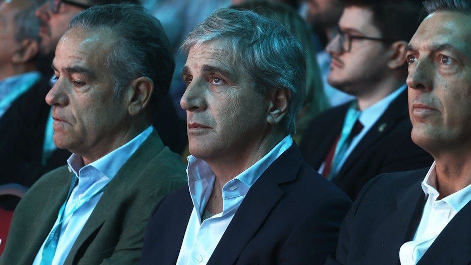 El riesgo país se acerca a los 1.000 puntos por la decisión de Economía de vender dólares "ya no flota"