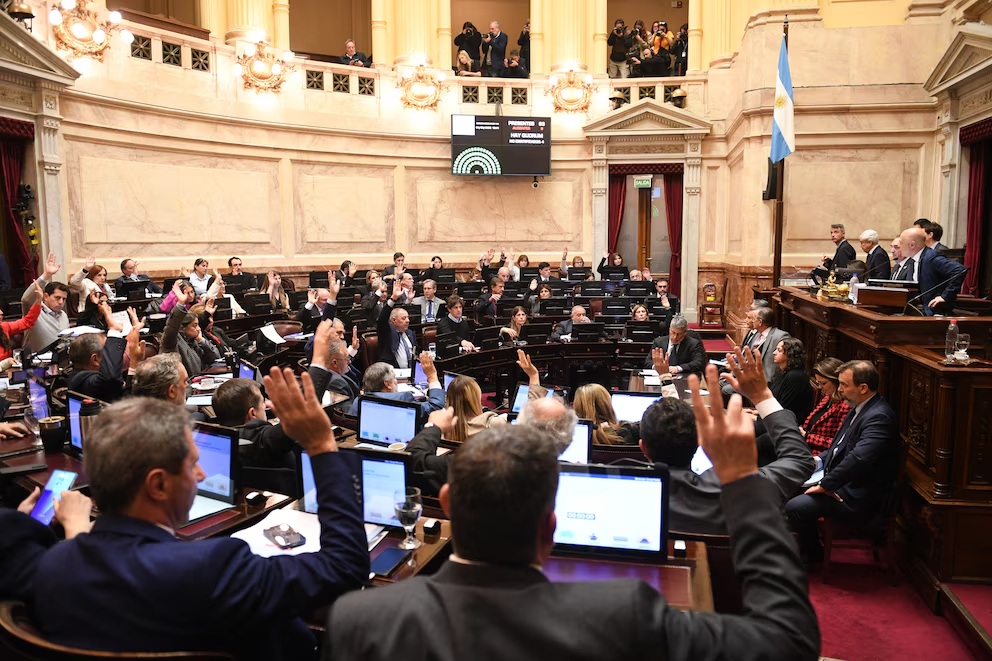 Otro revés para el presidente: El Senado aprobó un proyecto que pone límites a Milei en el uso de los DNU