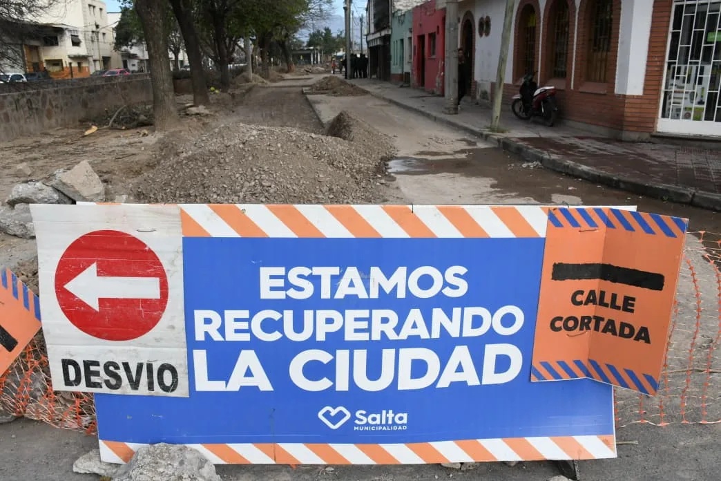 Respete las señalizaciones: Avanza la reconstrucción de la calzada en la calle Corrientes al 800