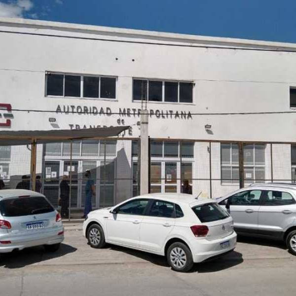 Pese a que se ven unidades muy descuidadas, la AMT otorgó una prórroga para los modelos vencidos de taxis y remises