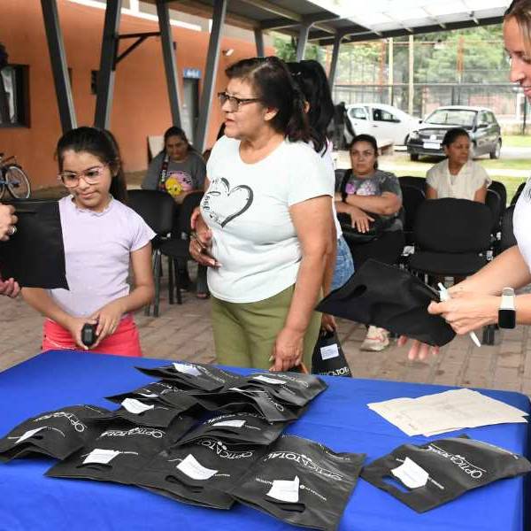 El municipio de Salta entregó anteojos recetados a vecinos de la ciudad