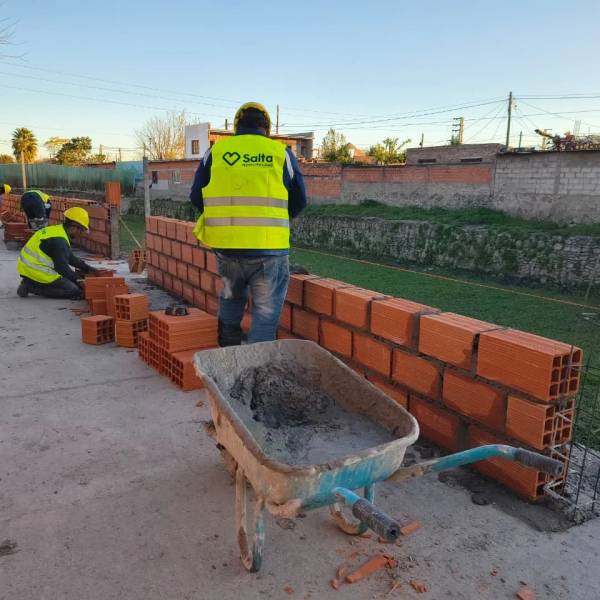 El municipio construye una baranda de seguridad en el canal Tinkunaku: Se pide a los vecino que no arrojen basura