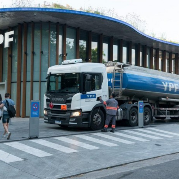 La nafta superó ampliamente los 2.000 pesos el litro en gran parte del país  y empuja la inflación por arriba del 3 por ciento mensual