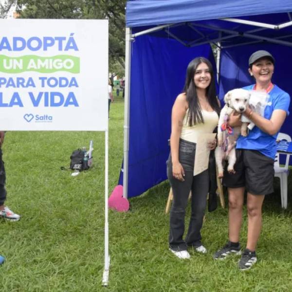 La Maratón New Balance también dejó huellas solidarias: Adoptaron tres perritos provenientes del Centro de Adopciones “Matías Nicolás Mancilla”