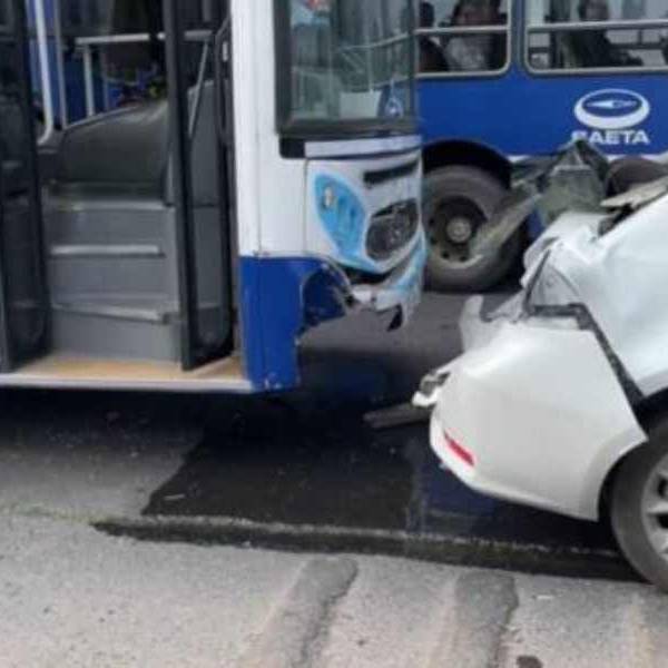 Otra vez un colectivo de SAETA involucrado en un choque:  Embistió a un auto y causó heridas a tres menores