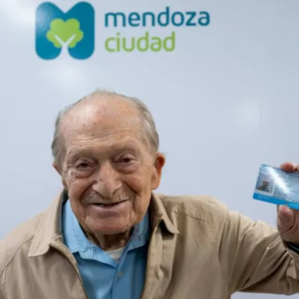 Moisés tiene 100 años, es mendocino y renovó su licencia de conducir superando todas las pruebas: “Sigo trabajando con mucho gusto”
