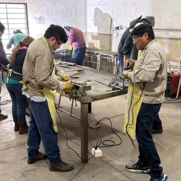 La Escuela de Emprendedores recibió cuatro soldadoras por parte de la empresa Temet