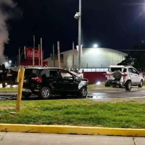 Tremendo siniestro en Avda. Paraguay: Conducía con 2,07 de alcohol, chocó una camioneta y su auto se prendió fuego