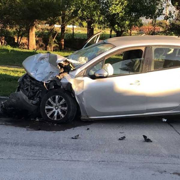 Siguen buscando a quien conducía una camioneta en barrio Soliz Pizarro: Chocó dos autos y se dio a la fuga