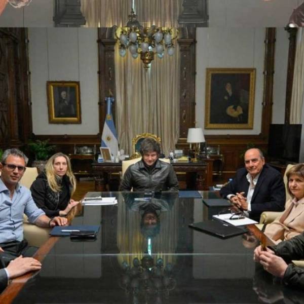 En las redes sospechan de que a Javier Milei lo pegaron con IA en las últimas fotos con el gabinete nacional