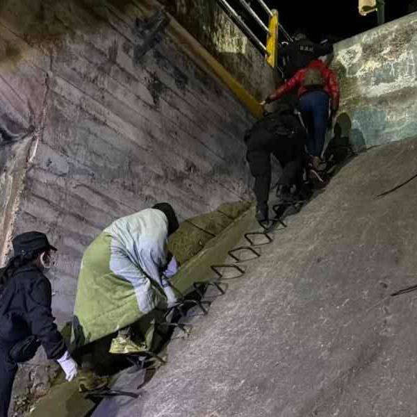 La Policía y la Municipalidad desalojaron a 17 personas y limpiaron el canal Yrigoyen