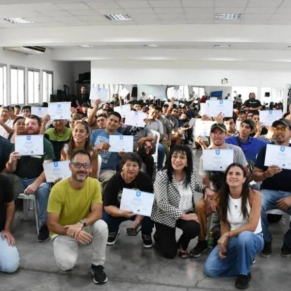 Egresados del curso de operador de autoelevadores recibieron su certificación