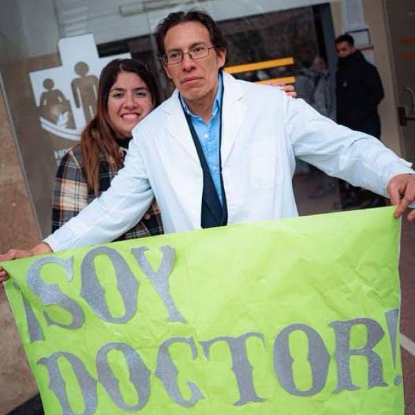 Fue albañil, jardinero y mozo: La emotiva historia del sanjuanino que se recibió de médico en La Rioja