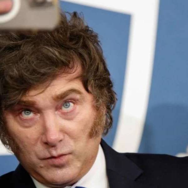 Javier Milei tuiteó por el triunfo y lo destrozaron con memes: 