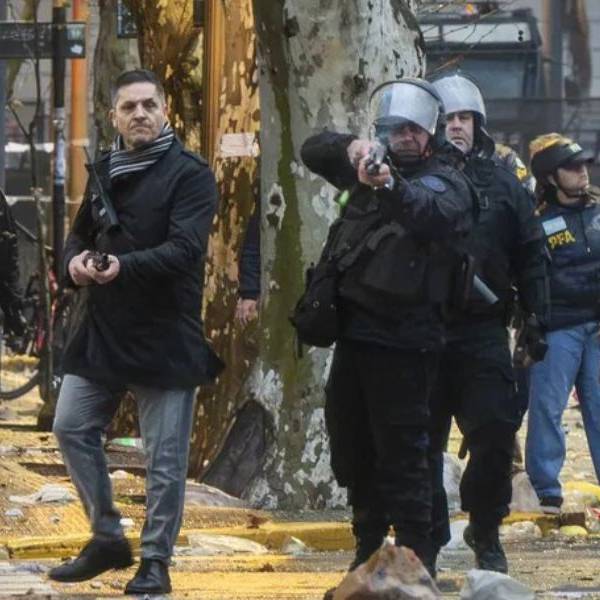 Habló el fotógrafo que captó la imagen del oficial disparando de civil en el Congreso: 