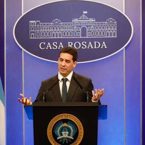 El vocero presidencial  reconoció que el dólar podría alcanzar los $1800 en los próximos meses