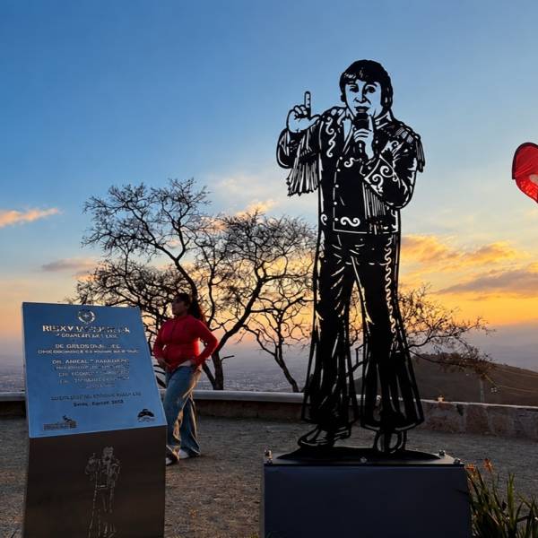 Ricky Maravilla ya tiene su estatua en la cima del Cerro Ala Delta: 