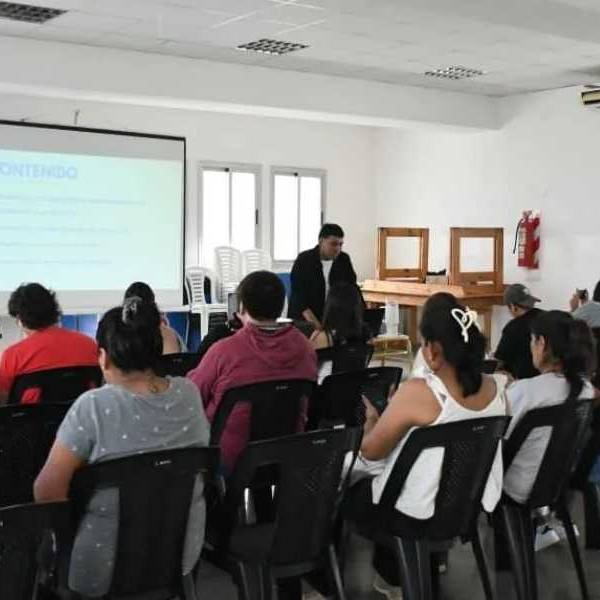 La Municipalidad y la UNSa, iniciaron el taller de “Fotoproducto y redes sociales para emprendedores” en el CIC de San Benito