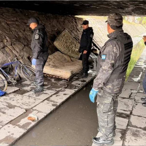 Nuevamente despejado: El municipio volvió a retirar basura acumulada en el canal Esteco