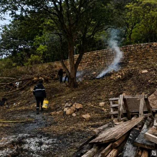 En Tres Cerritos sancionaron a vecinos por un quema ilegal de restos de poda en un baldío que casi se sale de control