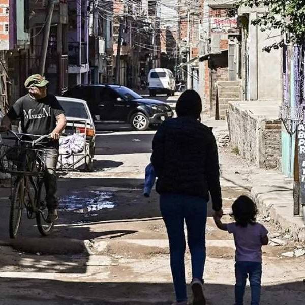 La consultora Equilibra advierten que la pobreza en Argentina roza el 45% con una canasta actualizada