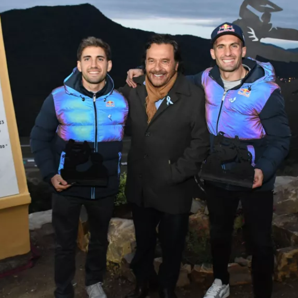 Con una escultura y una placa homenajearon a los hermanos Kevin y Luciano Benavides en la cima del cerro AlaDelta