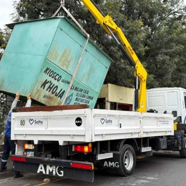 La Municipalidad de Salta sigue recuperando espacios públicos: Se retiraron dos estructuras que estaba en Avda. Roberto Romero