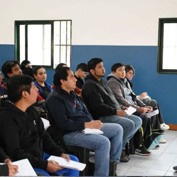 Más de 100 personas participan del curso de electricidad básica en zona oeste dictado por la Municipalidad junto a la UPATecO