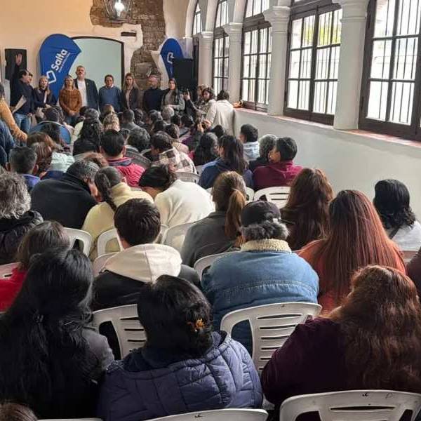 Después de años de espera, 80 familias de los barrios 17 de octubre y Universitario recibieron sus escrituras