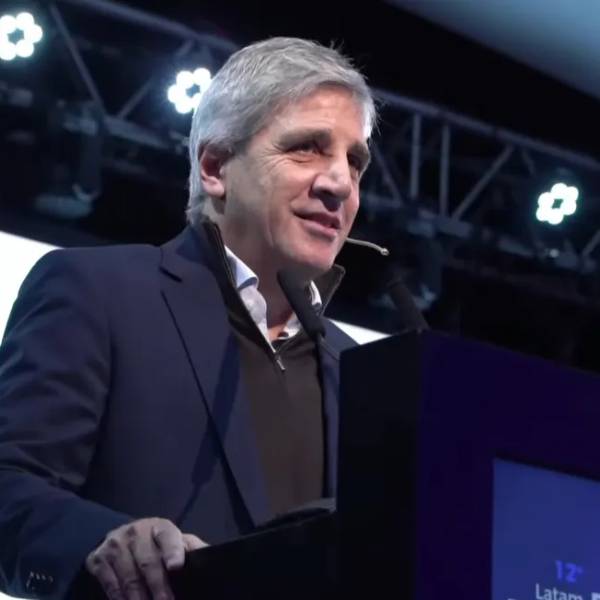Ya están de campaña: Luis Caputo visitó una heladería y el dueño le hizo un reclamo por la situación económica