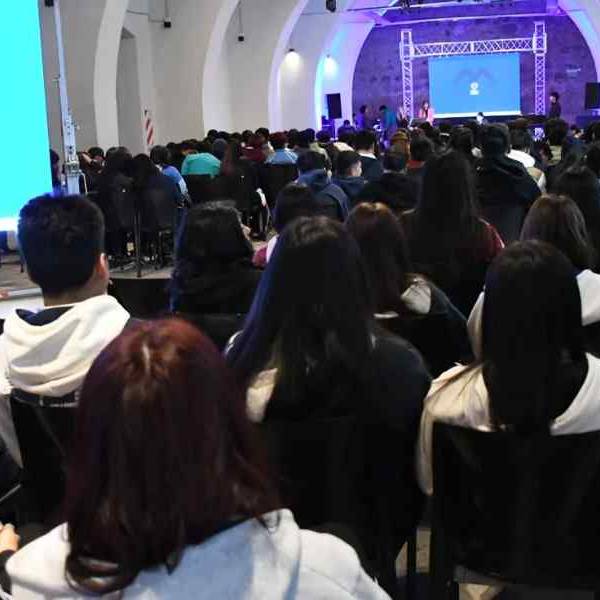 Más de 300 estudiantes salteños de escuelas técnicas se capacitaron en IA y herramientas de Google