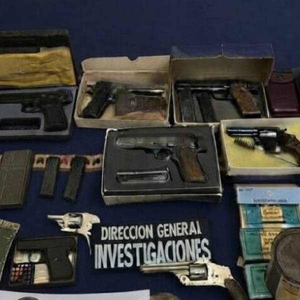 En un allanamiento encuentran pistolas, armas largas, granadas y hasta un proyectil antiaéreo en una casa de Villa Las Rosas