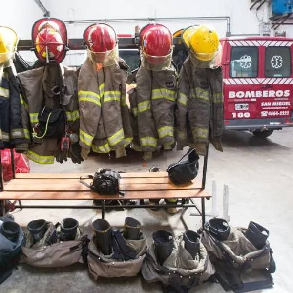 El superávit de Caputo: Nación les debe 60 mil millones a los cuarteles de bomberos de todo el país