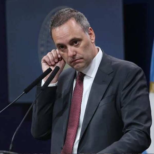 Piden que renuncien los 249 funcionarios que nombró Manuel Adorni en las áreas que tenía a cargo